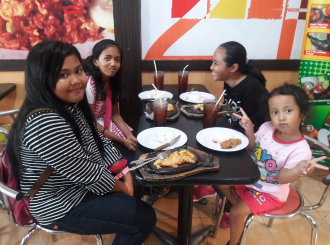 Authentic Cilacap Flavors: Bu Darni's Warung, Your Lunchtime Companion